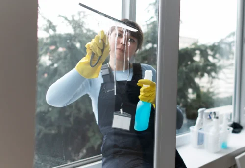 Nettoyage de vitres intérieures et extérieures à la Quinte